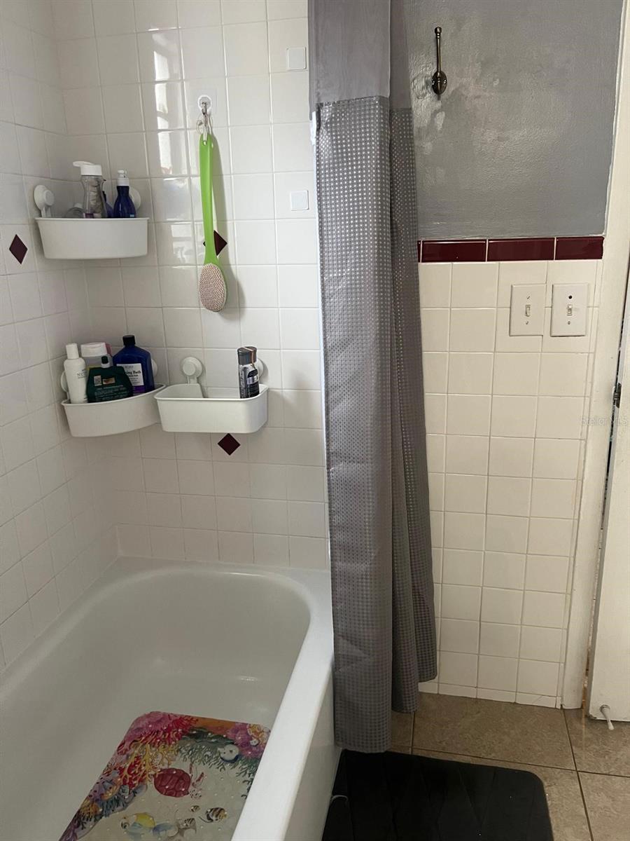 Listing photo id 12 for 4912 Serena Drive