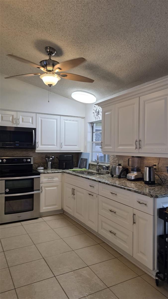 Listing photo id 5 for 4912 Serena Drive