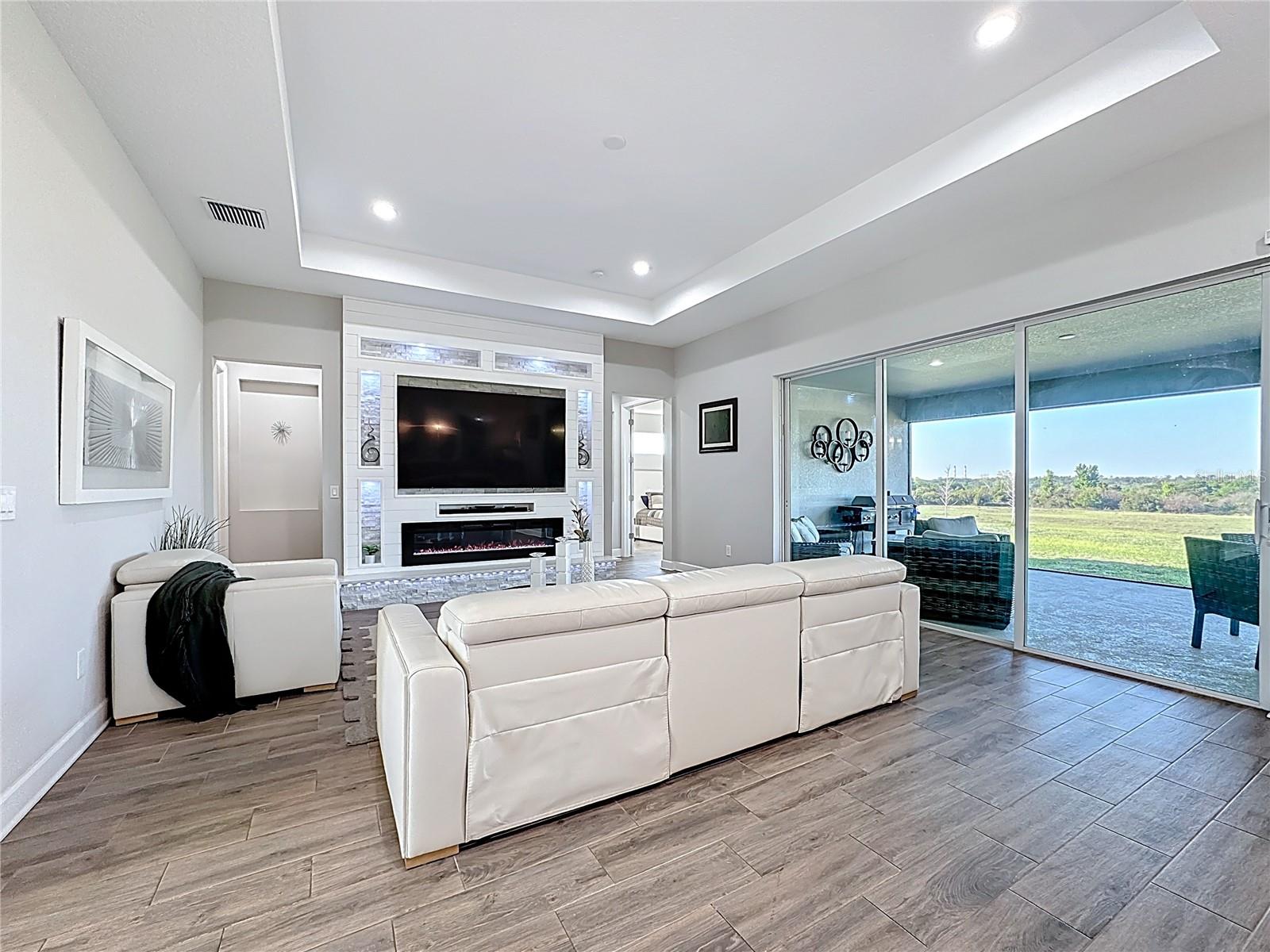 Listing photo id 9 for 5216 Lake Venice Drive