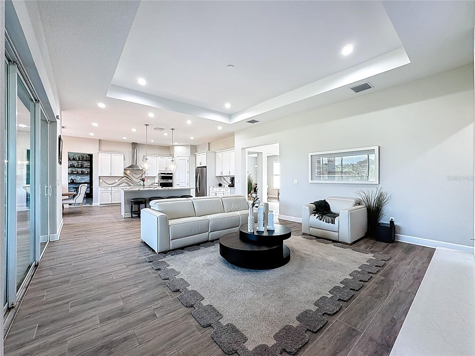 Listing photo id 12 for 5216 Lake Venice Drive