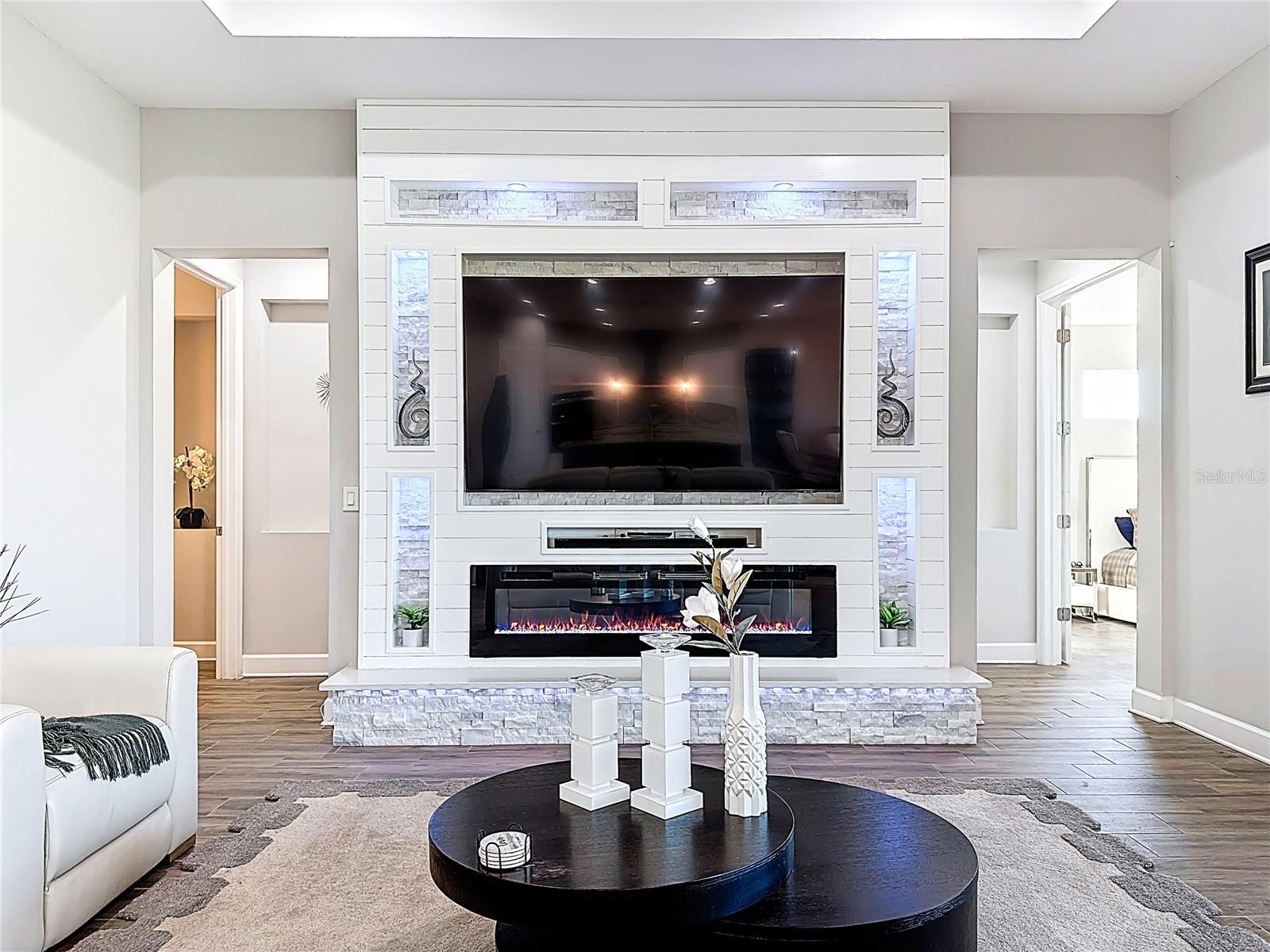 Listing photo id 13 for 5216 Lake Venice Drive