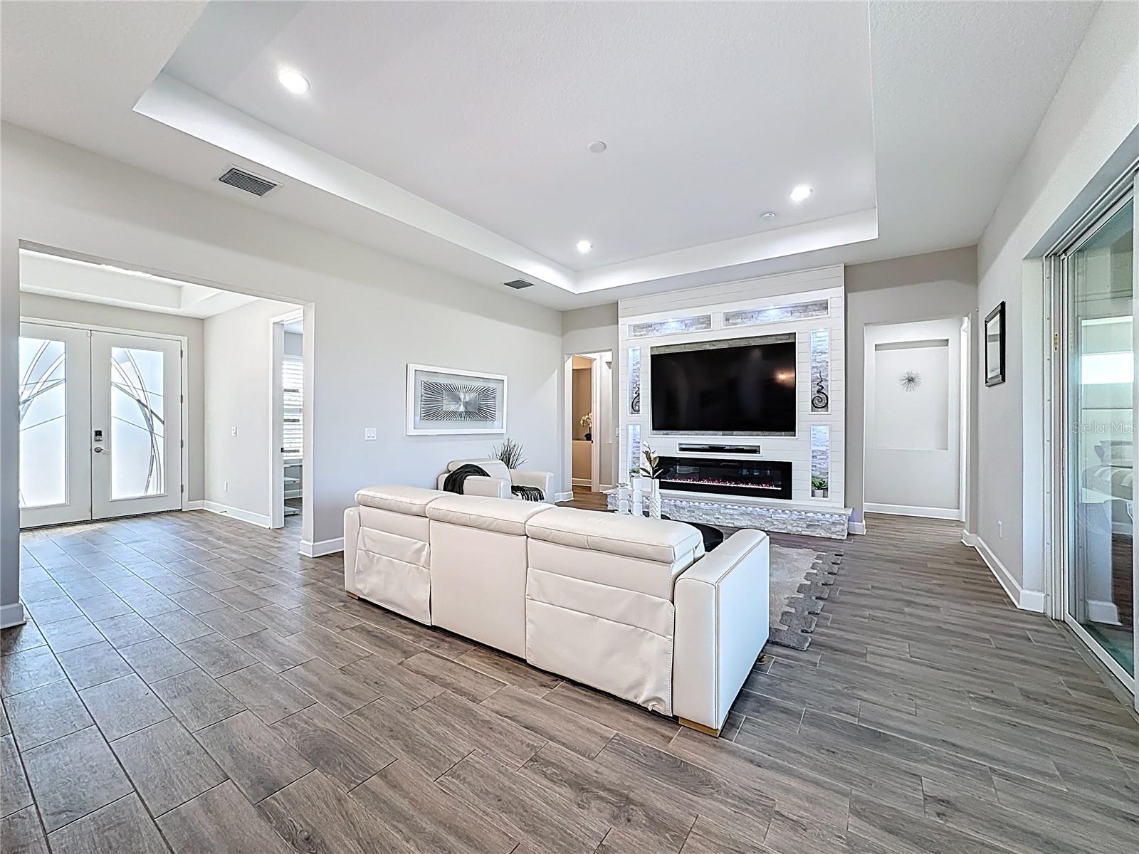 Listing photo id 14 for 5216 Lake Venice Drive