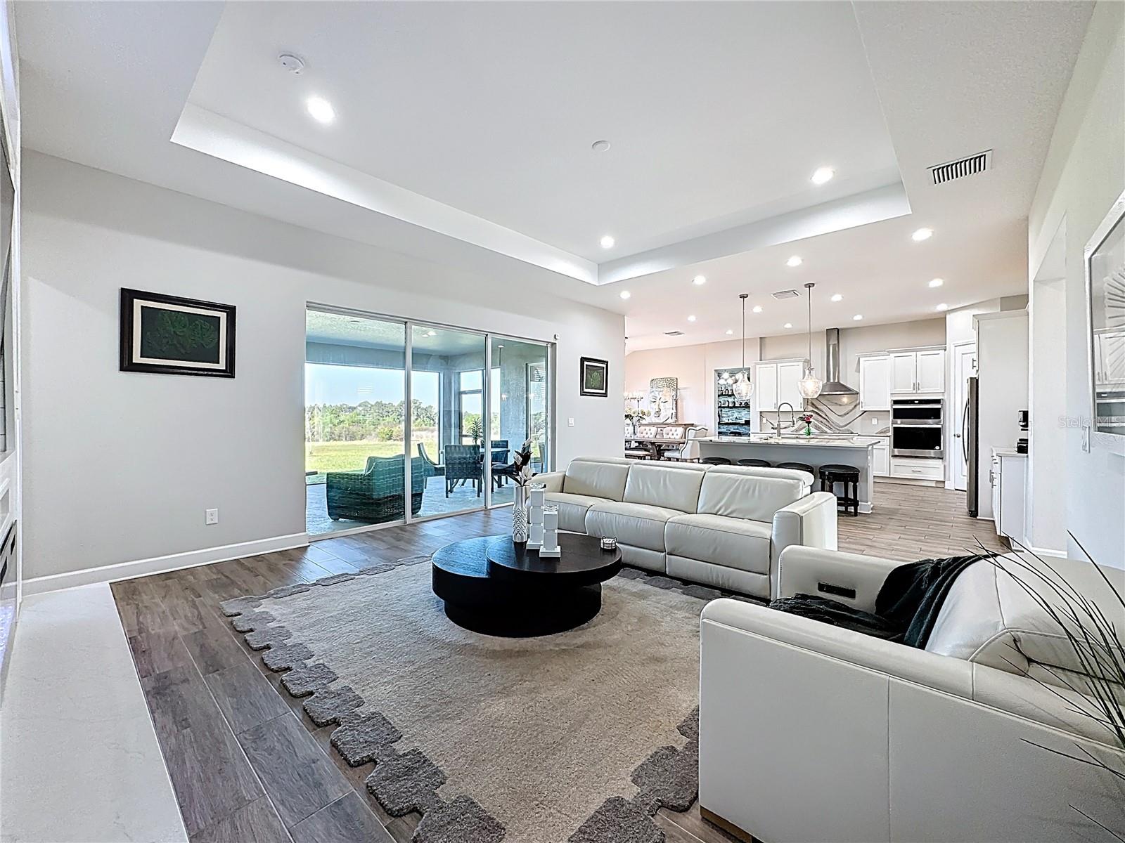 Listing photo id 15 for 5216 Lake Venice Drive