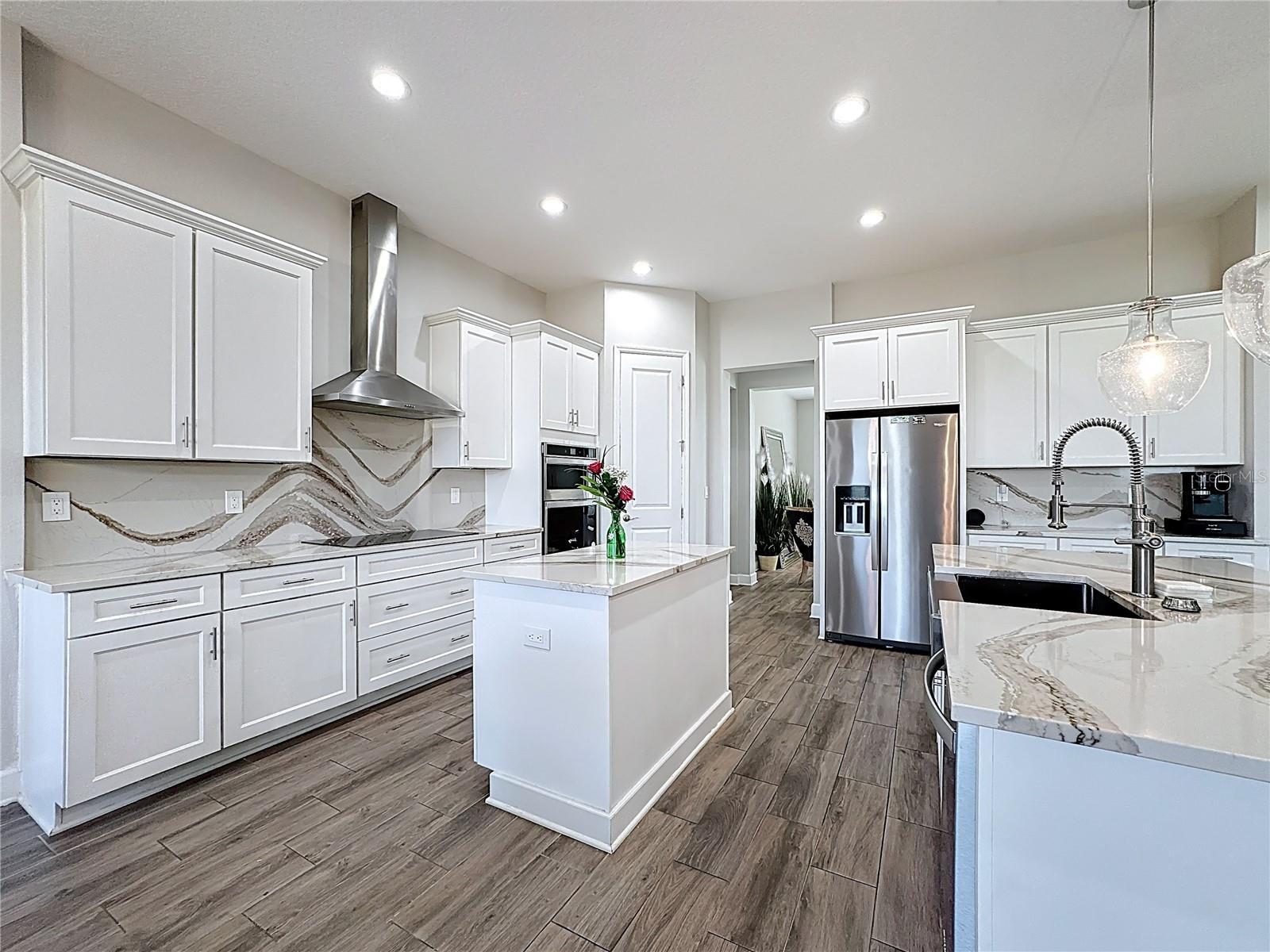 Listing photo id 17 for 5216 Lake Venice Drive