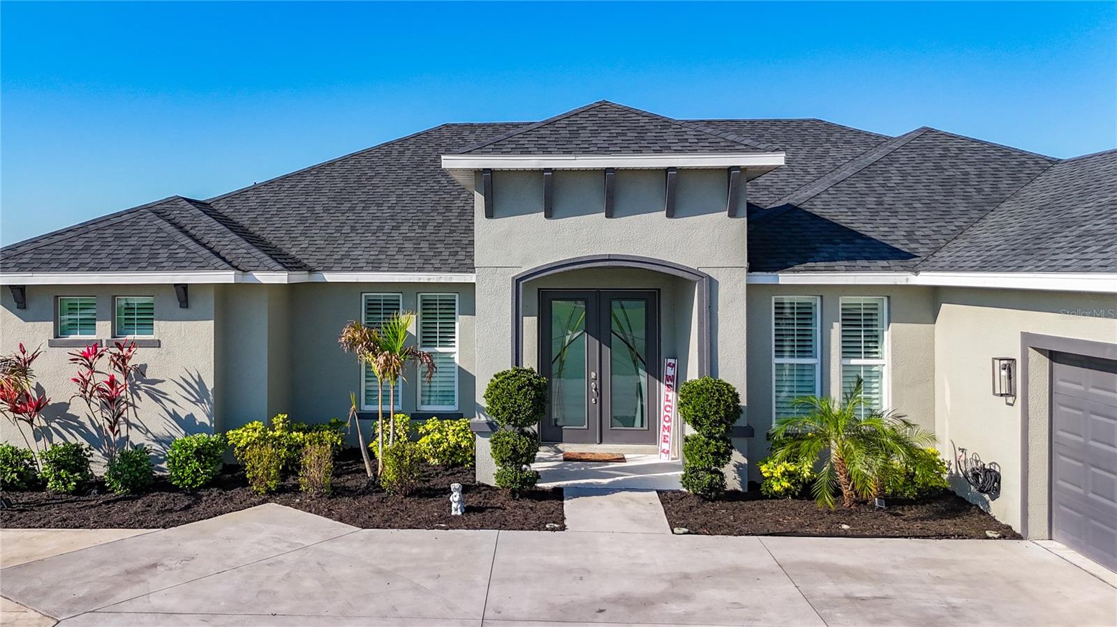 Listing photo id 0 for 5216 Lake Venice Drive