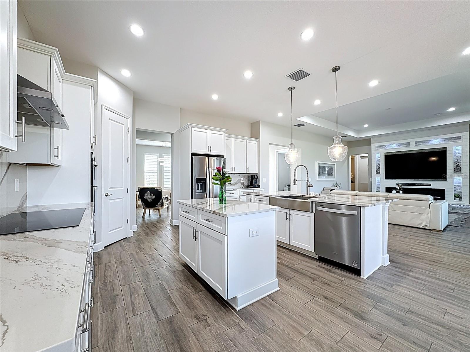 Listing photo id 18 for 5216 Lake Venice Drive