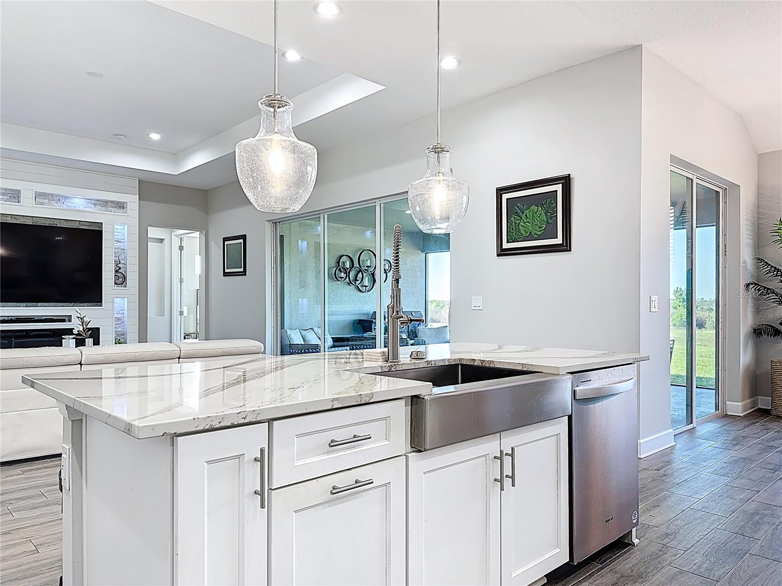 Listing photo id 19 for 5216 Lake Venice Drive