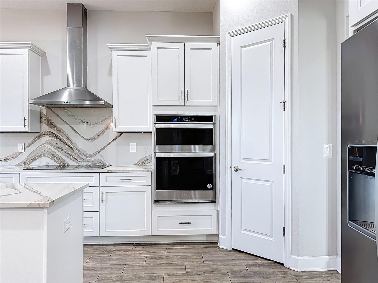 Listing photo id 20 for 5216 Lake Venice Drive