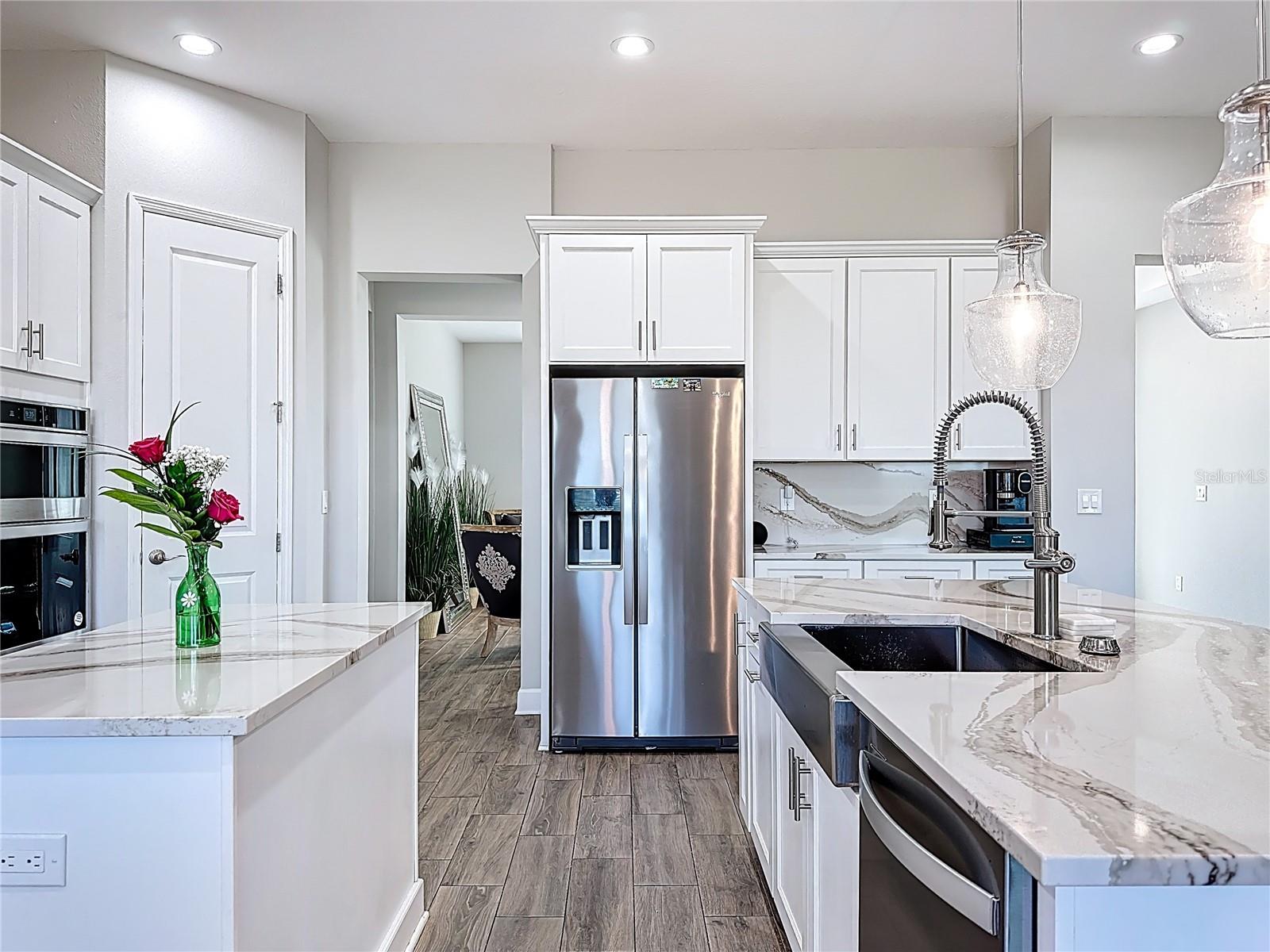 Listing photo id 21 for 5216 Lake Venice Drive