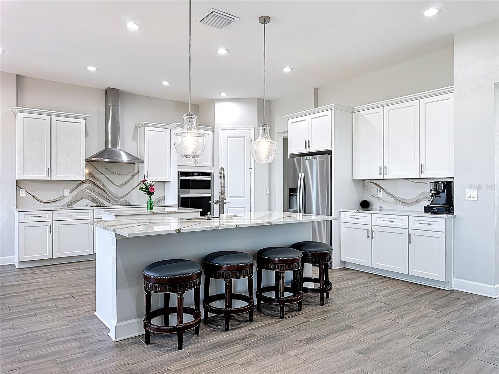 Listing photo id 24 for 5216 Lake Venice Drive