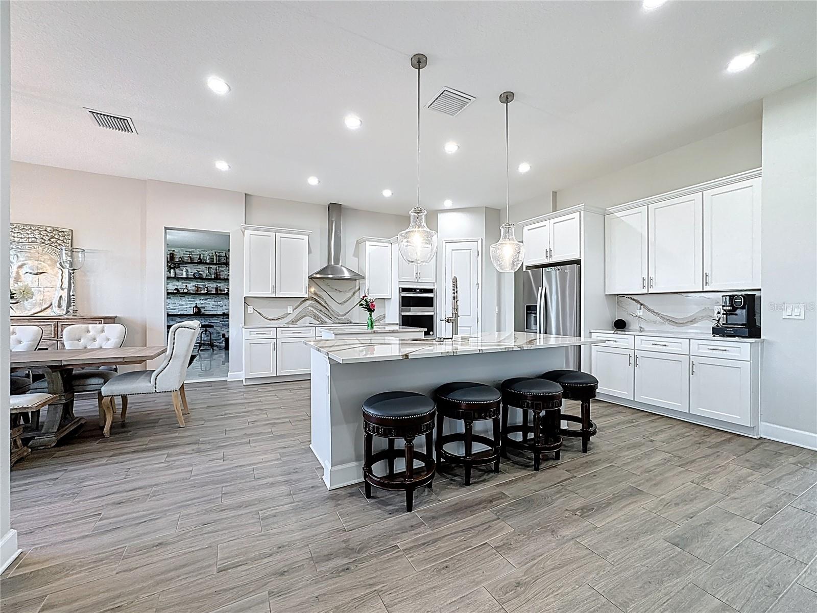 Listing photo id 25 for 5216 Lake Venice Drive