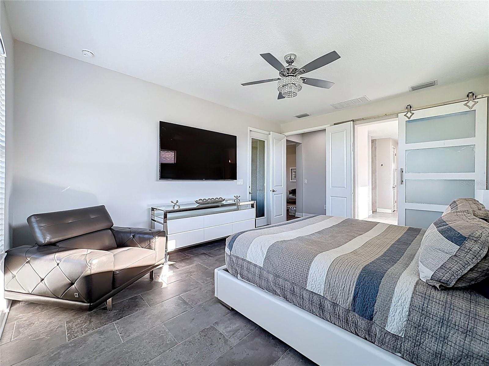 Listing photo id 34 for 5216 Lake Venice Drive