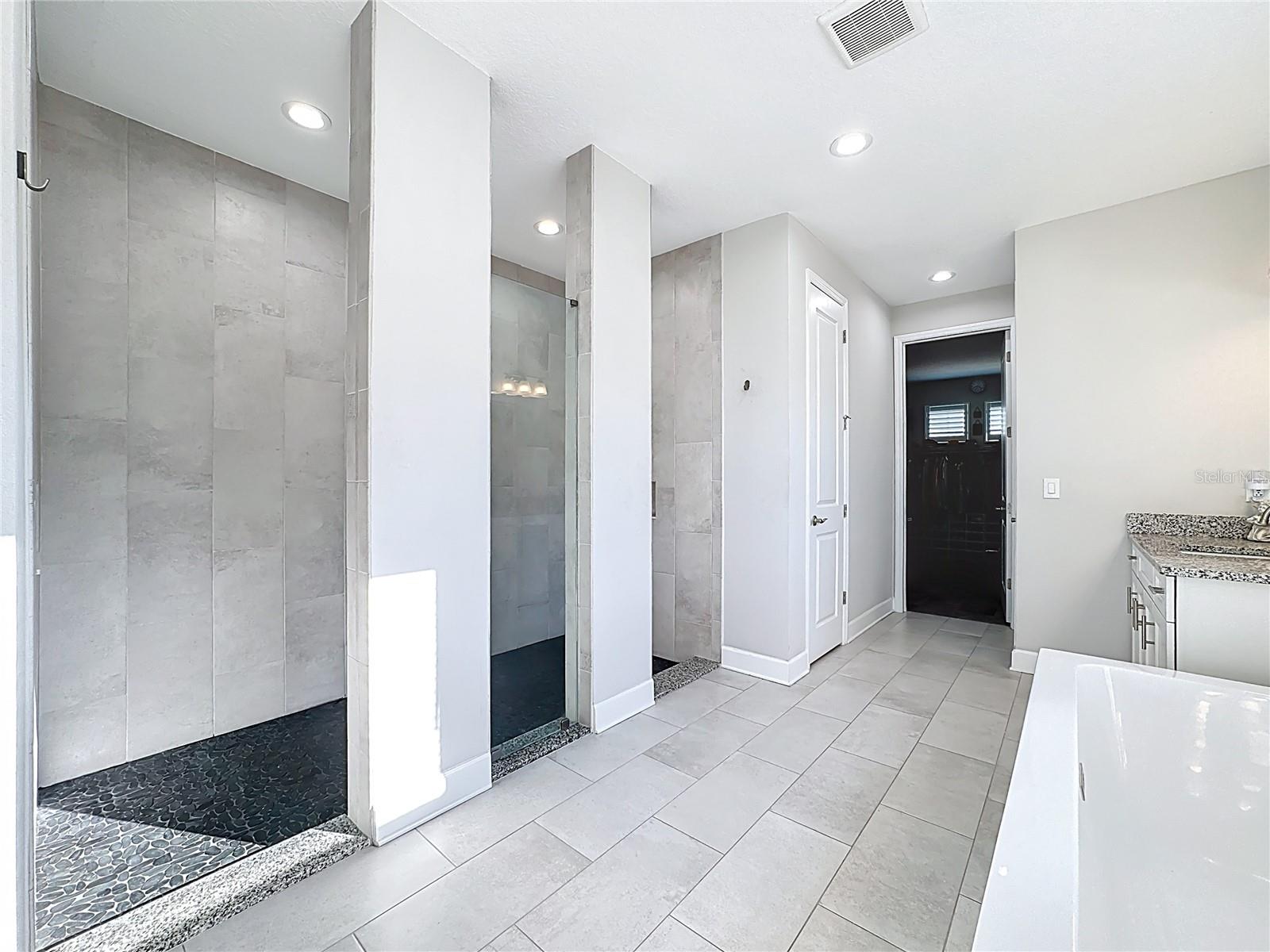 Listing photo id 35 for 5216 Lake Venice Drive