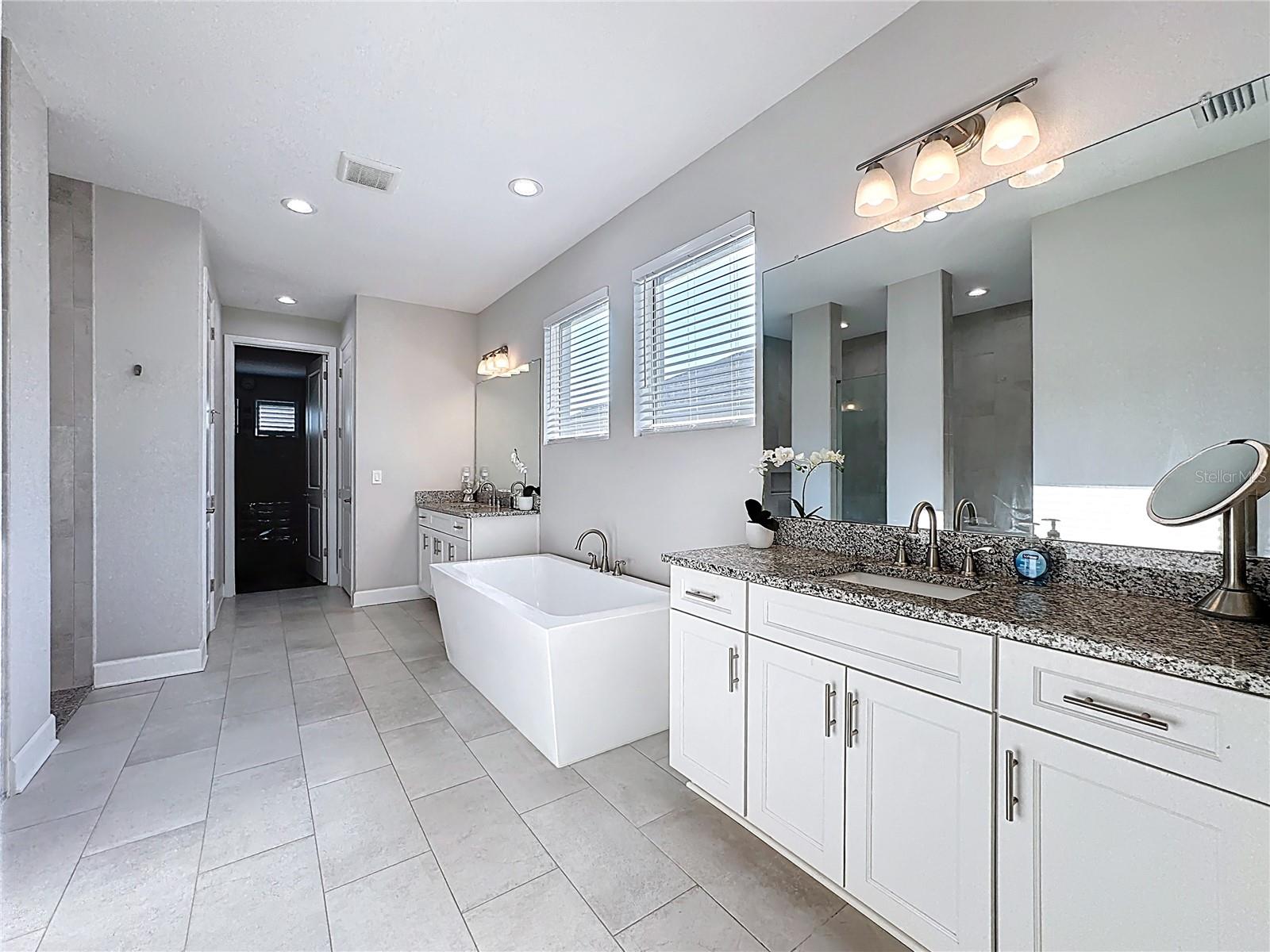 Listing photo id 36 for 5216 Lake Venice Drive