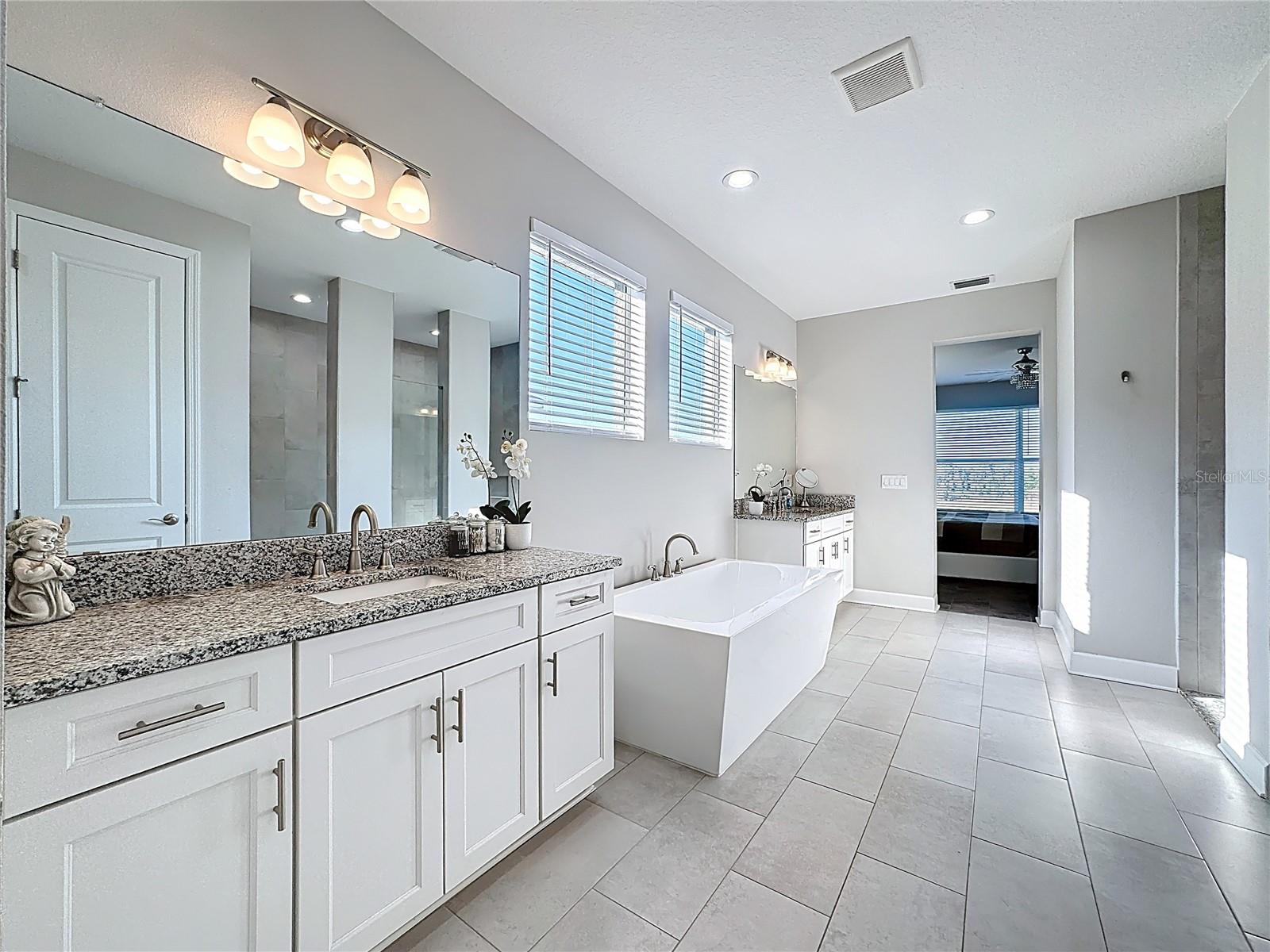 Listing photo id 37 for 5216 Lake Venice Drive