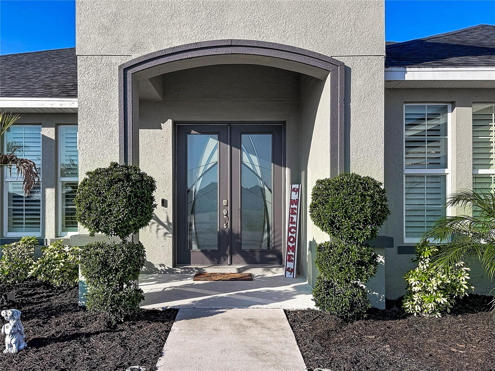 Listing photo id 2 for 5216 Lake Venice Drive