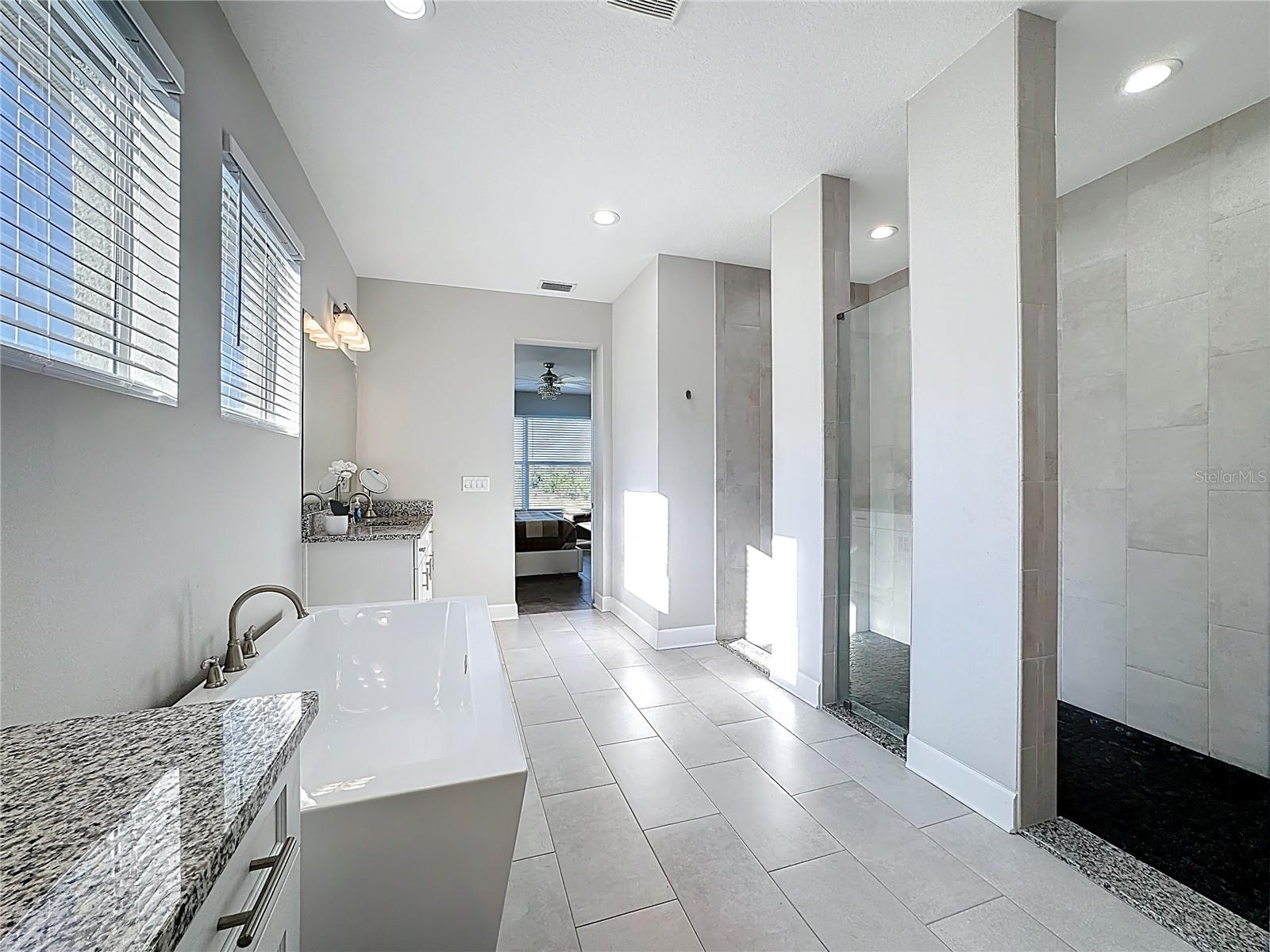 Listing photo id 38 for 5216 Lake Venice Drive