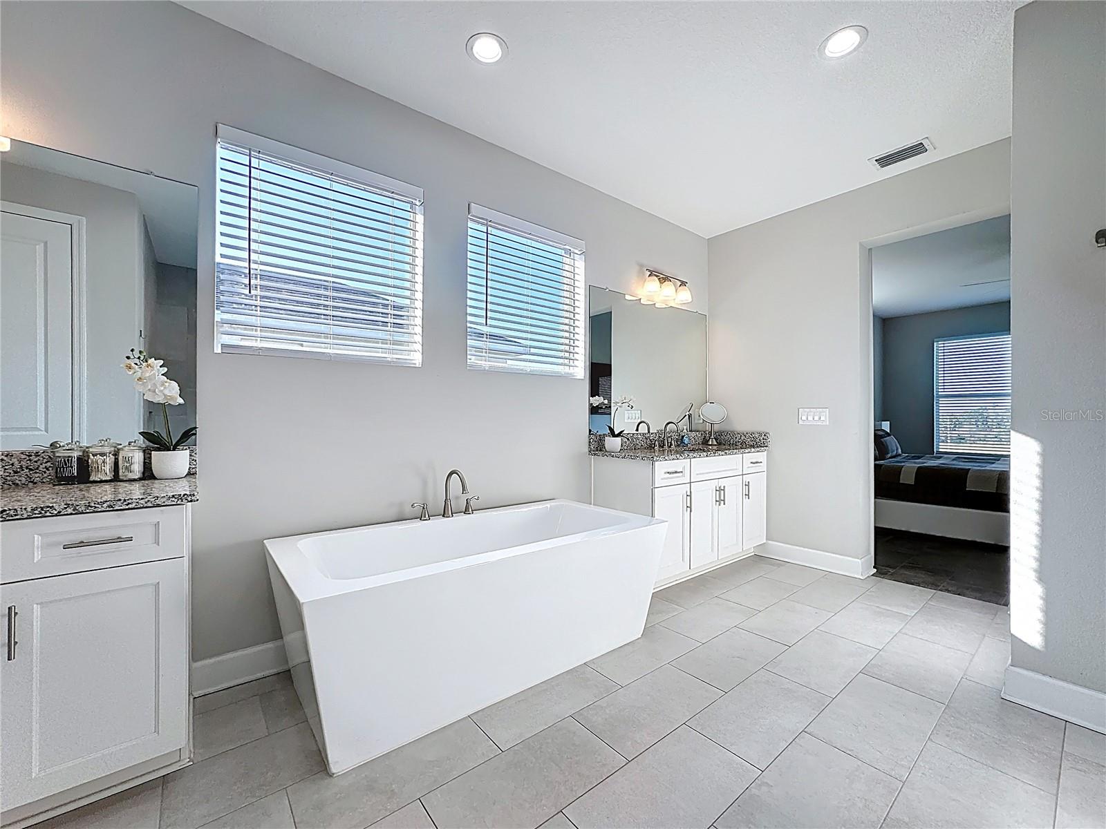 Listing photo id 39 for 5216 Lake Venice Drive