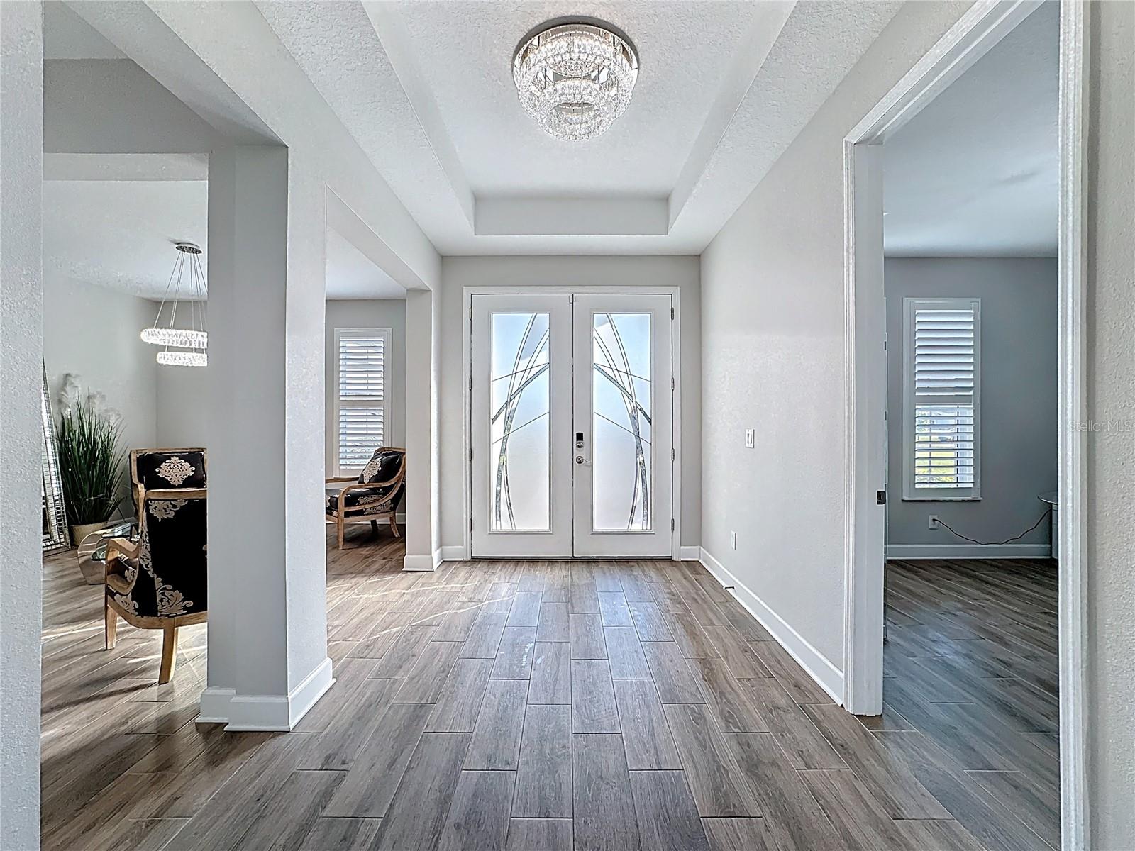 Listing photo id 3 for 5216 Lake Venice Drive