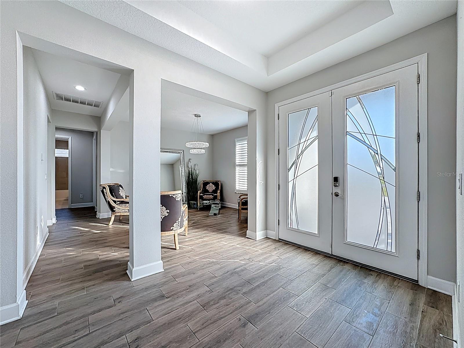 Listing photo id 4 for 5216 Lake Venice Drive