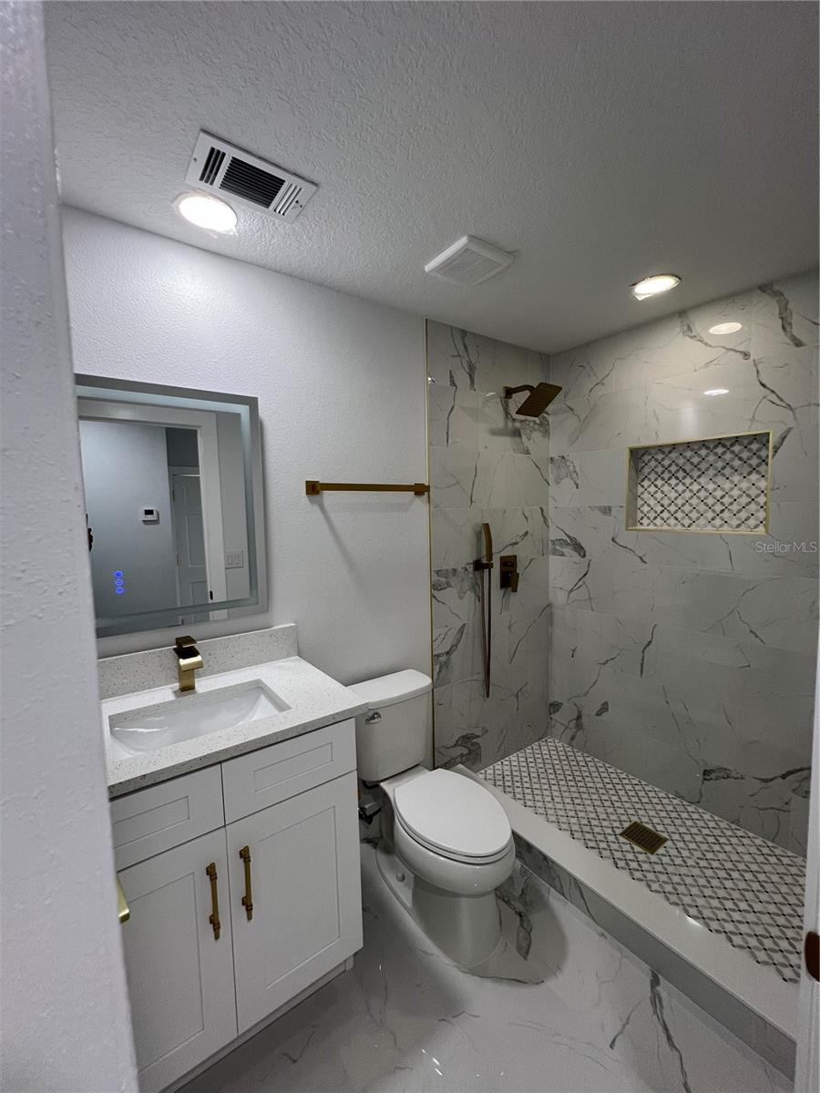 Listing photo id 8 for 4210 River Hills Drive