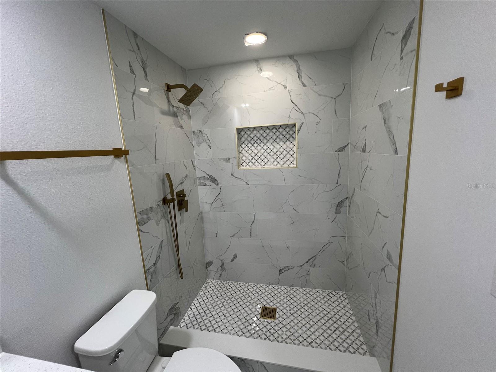 Listing photo id 10 for 4210 River Hills Drive