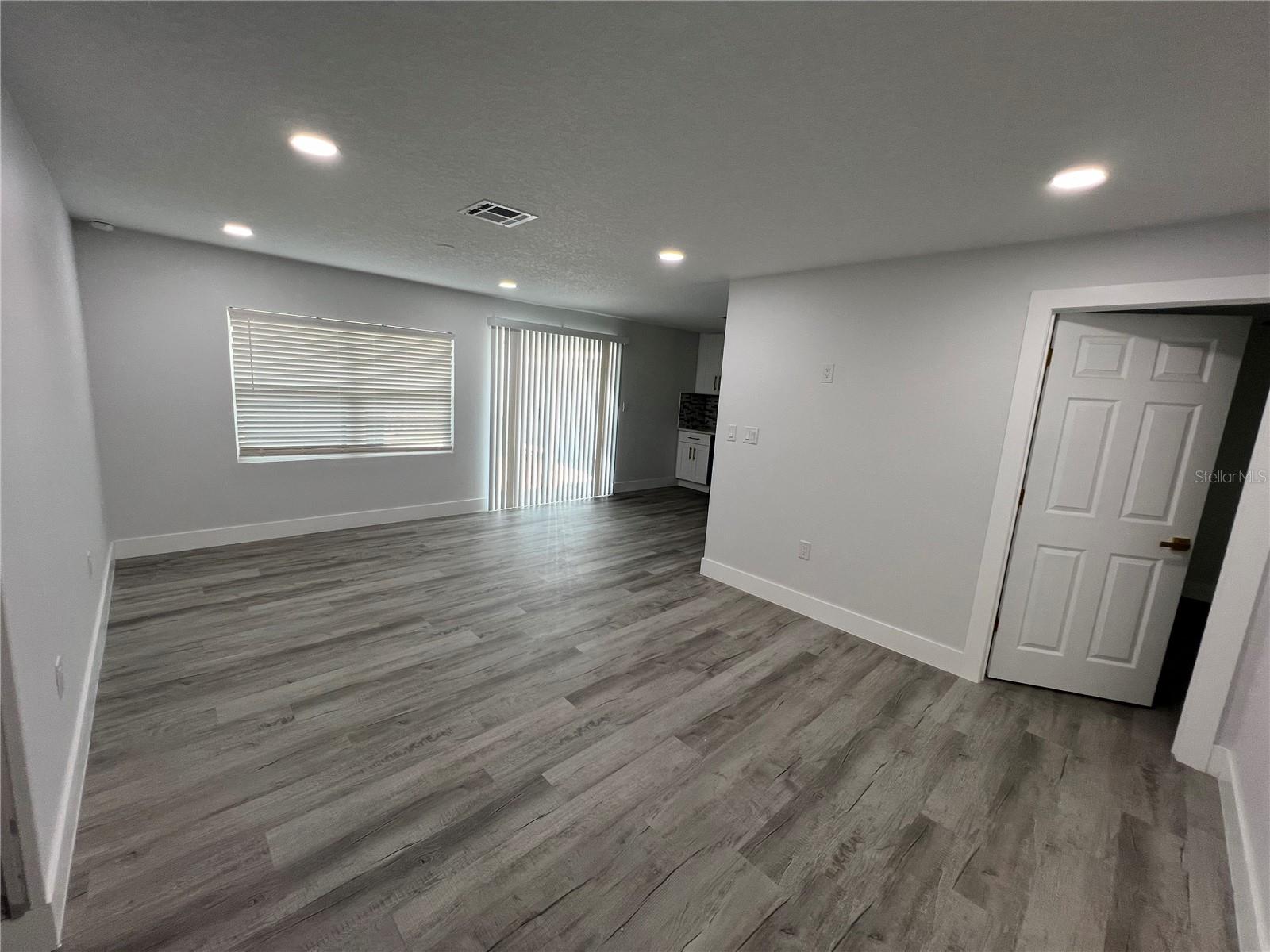 Listing photo id 14 for 4210 River Hills Drive