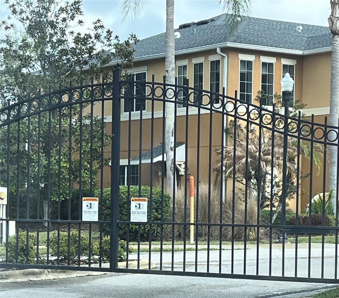 Listing photo id 2 for 2756 Birchcreek Drive