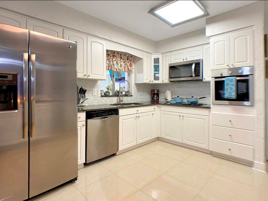 Listing photo id 10 for 7907 Hiawatha Street