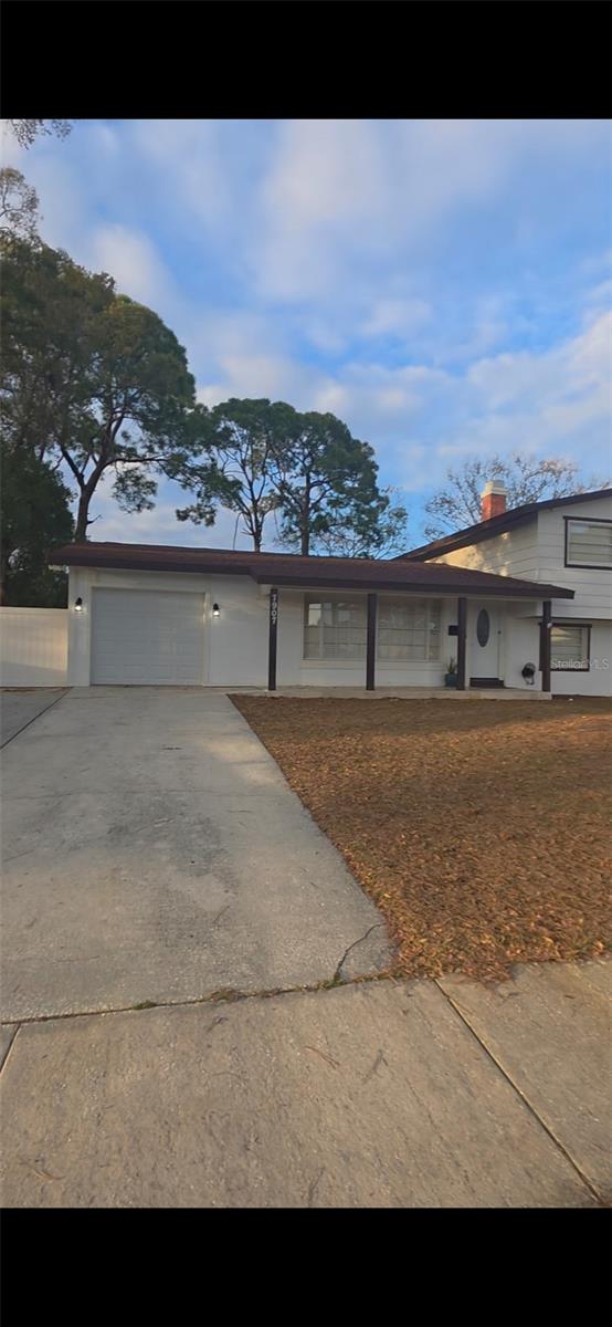 Listing photo id 3 for 7907 Hiawatha Street