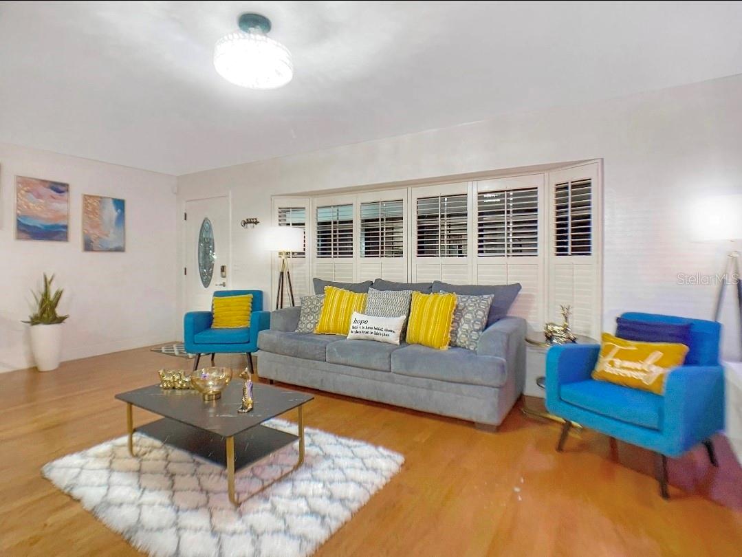 Listing photo id 4 for 7907 Hiawatha Street