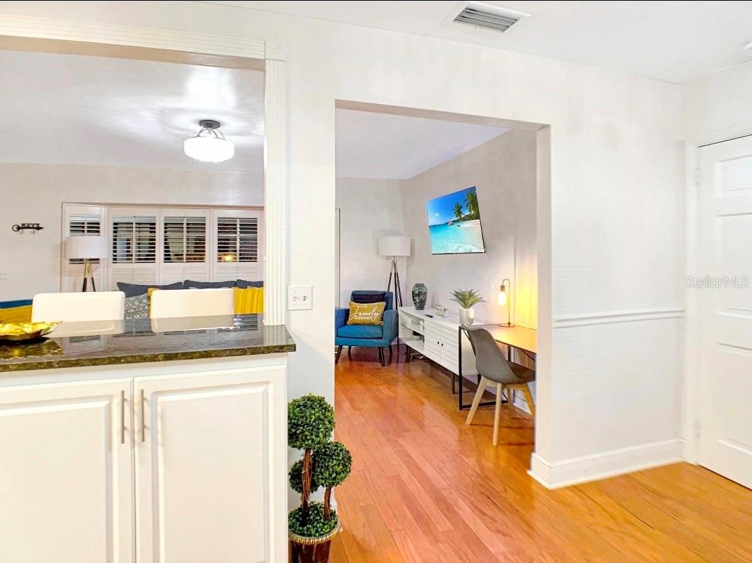 Listing photo id 7 for 7907 Hiawatha Street