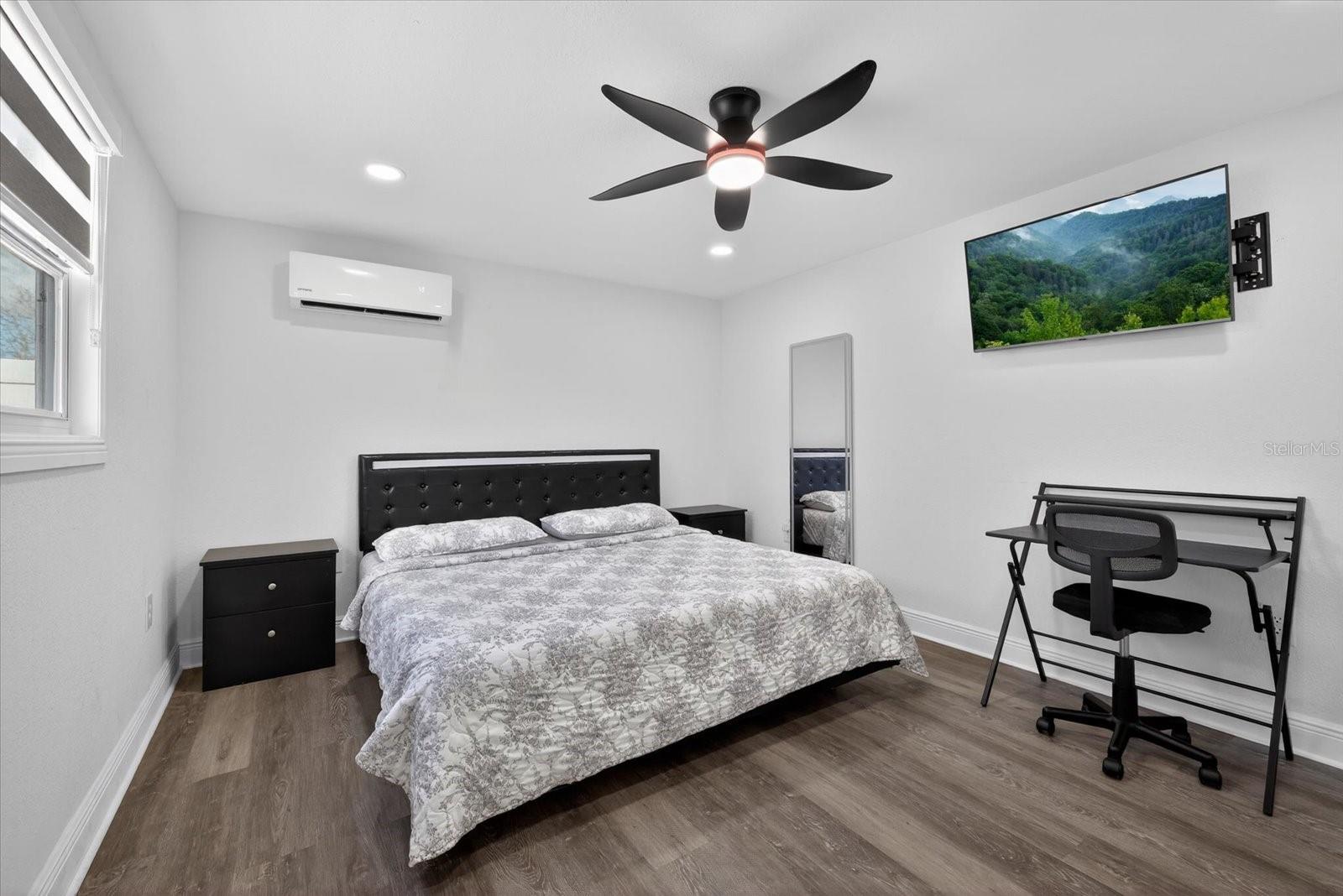 Image 16 of 39 For 5407 Rosemont Avenue