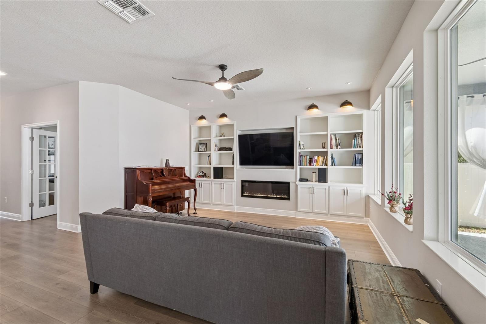 Image 21 of 78 For 2407 Carmen Street