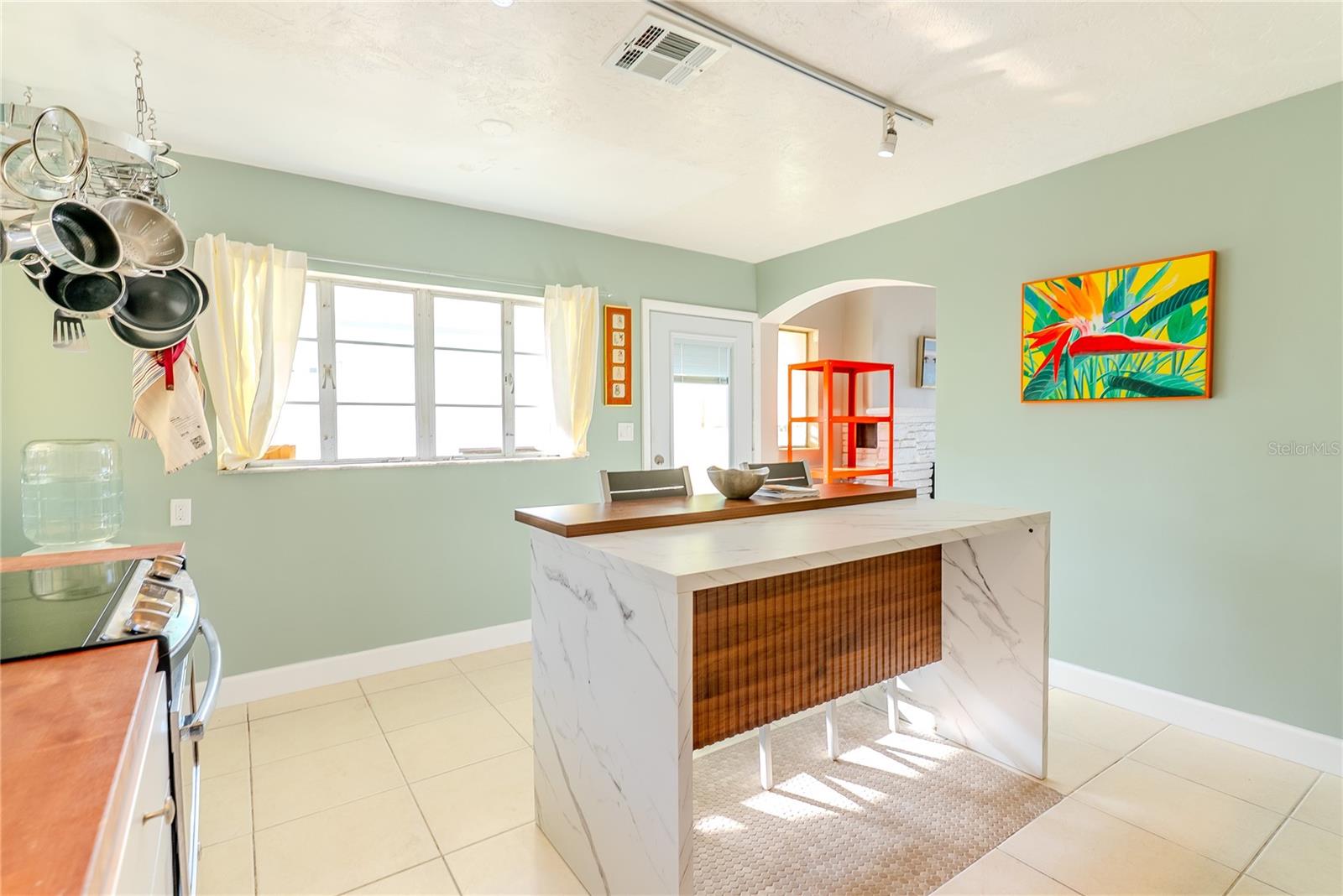 Listing photo id 11 for 412 20th Avenue