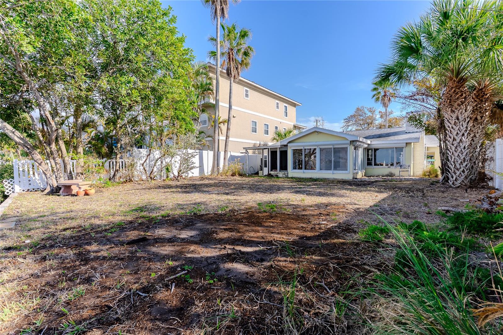 Listing photo id 32 for 412 20th Avenue