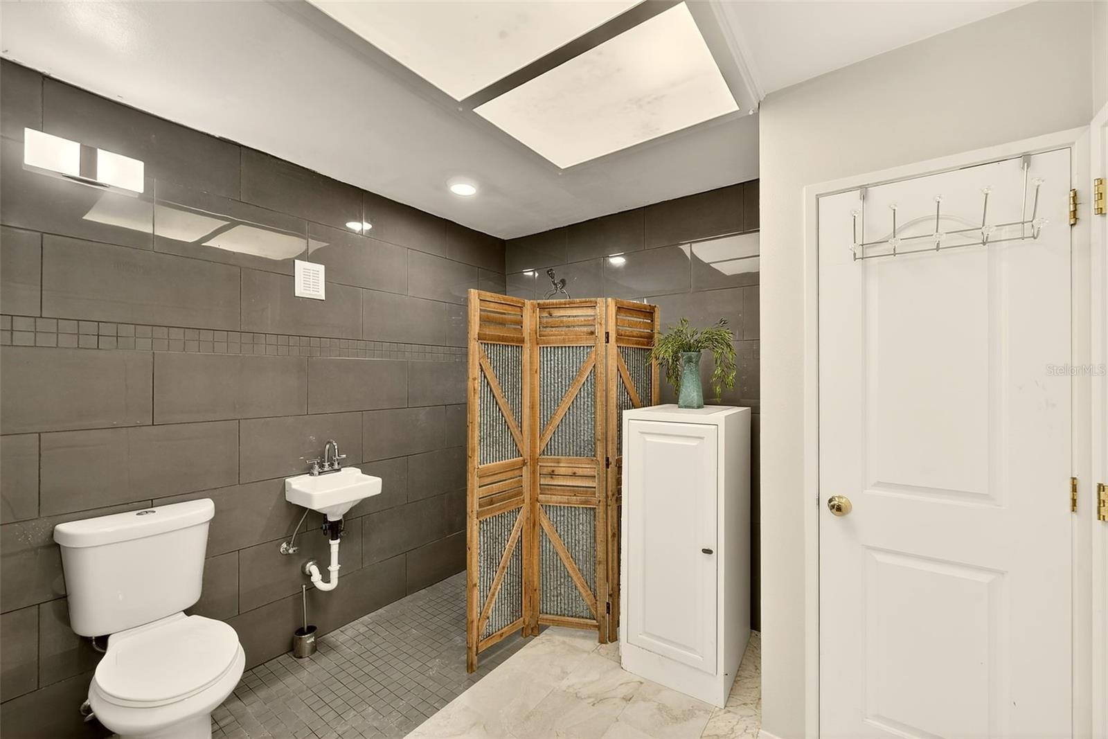 Image 43 of 86 For 1725 Long Bow Lane