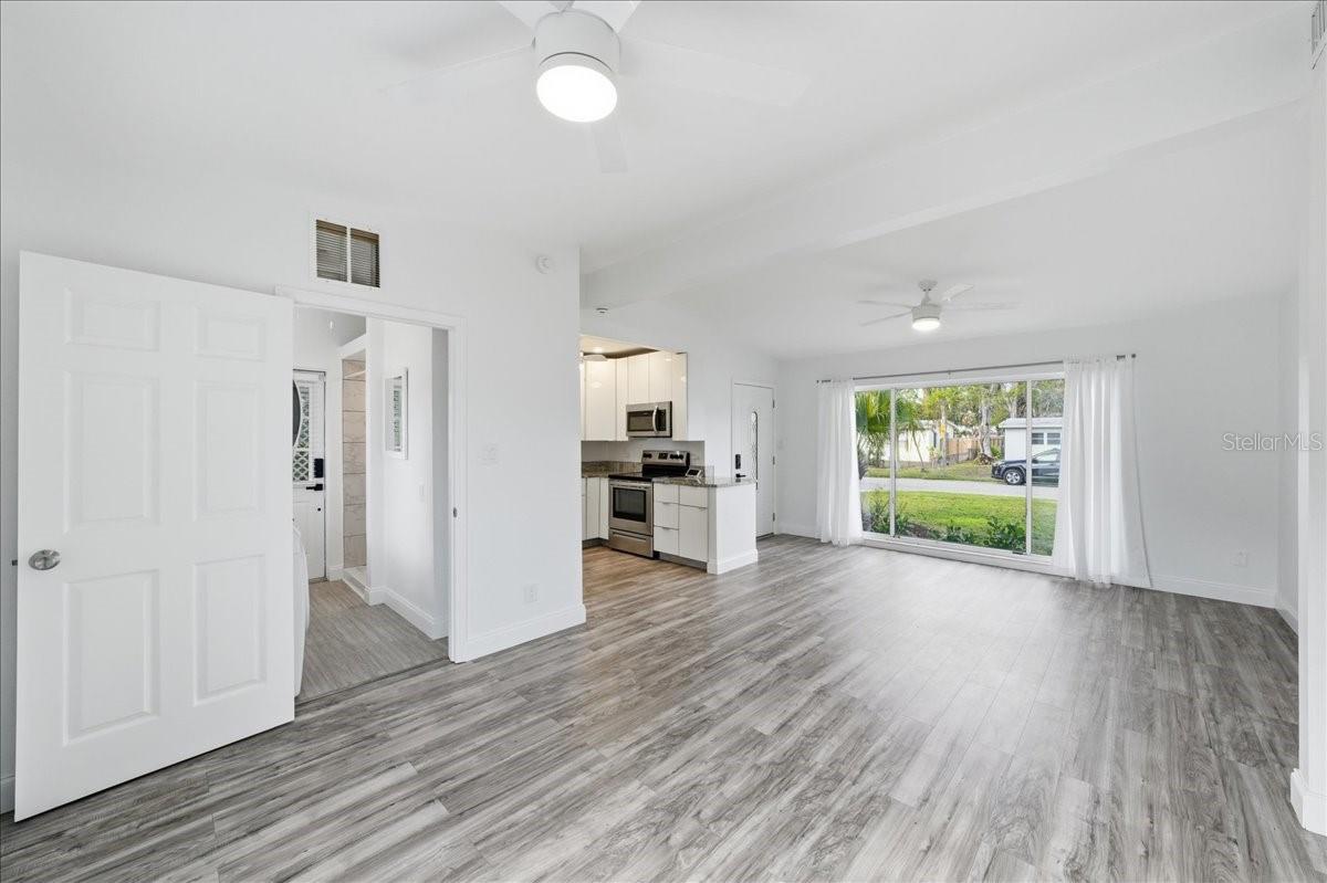 Image 14 of 53 For 4398 Neptune Drive Se