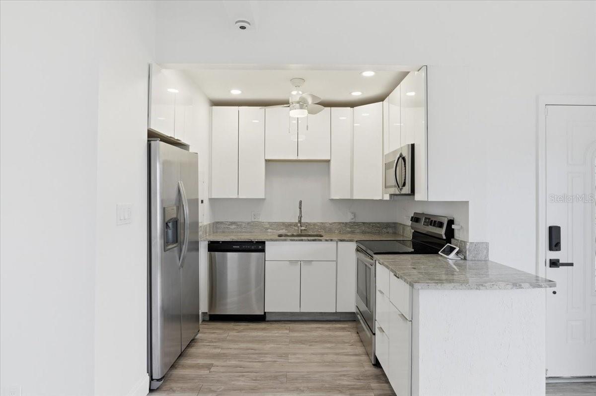 Image 19 of 53 For 4398 Neptune Drive Se