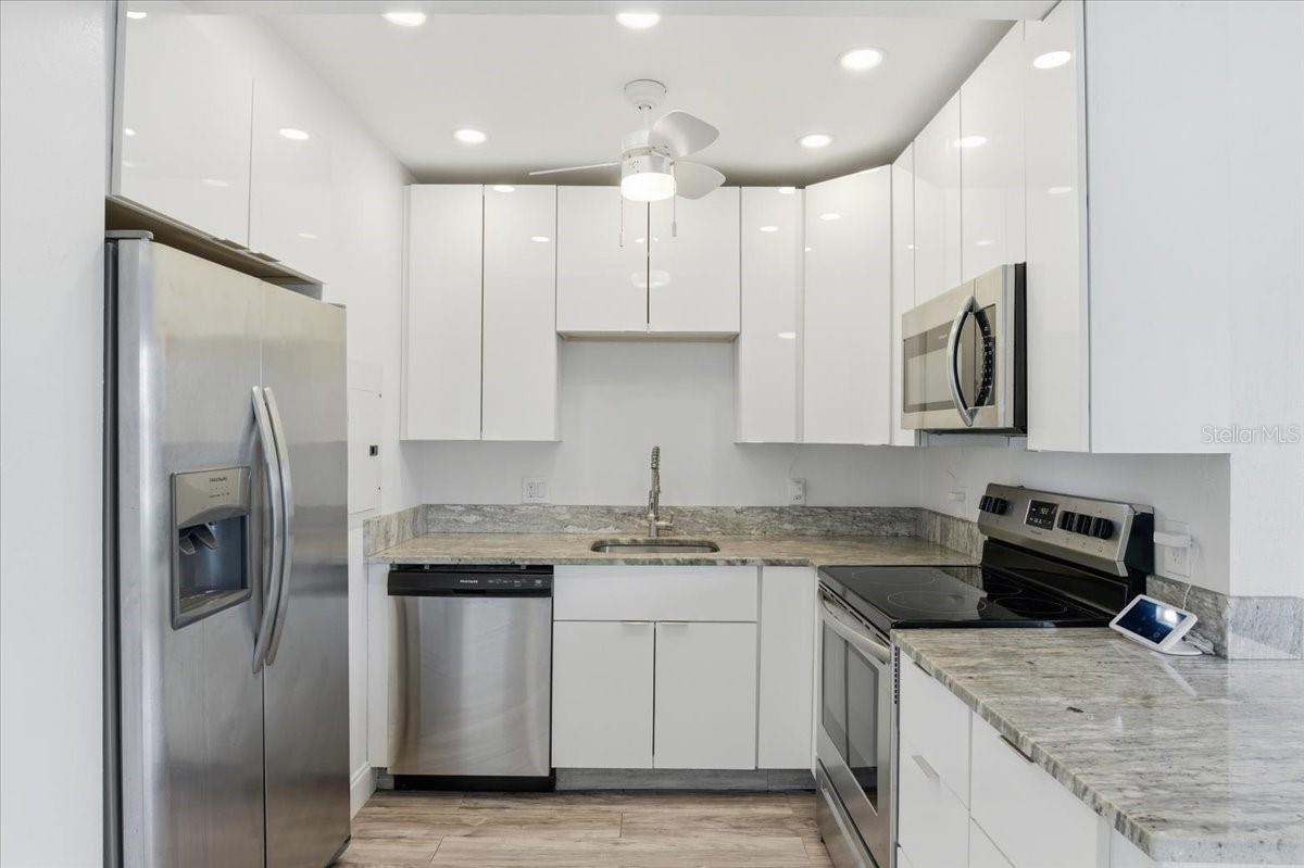 Image 26 of 53 For 4398 Neptune Drive Se