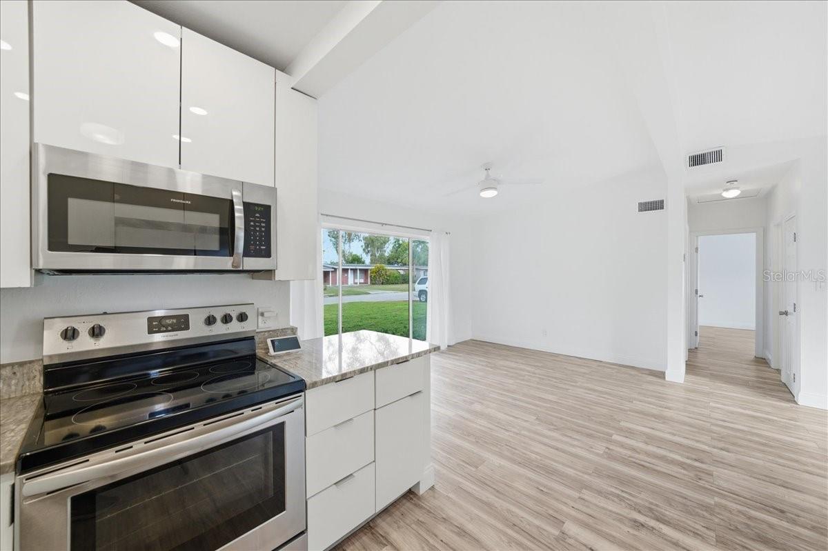 Image 28 of 53 For 4398 Neptune Drive Se