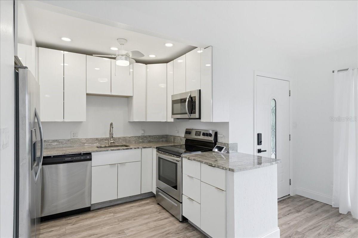 Image 29 of 53 For 4398 Neptune Drive Se