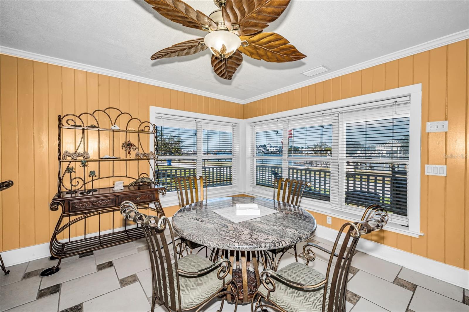 Listing photo id 26 for 5038 Sunset Boulevard