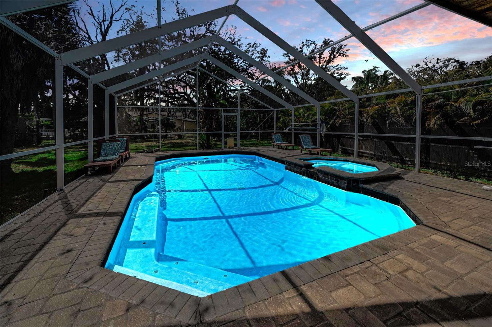 Listing photo id 1 for 5038 Sunset Boulevard