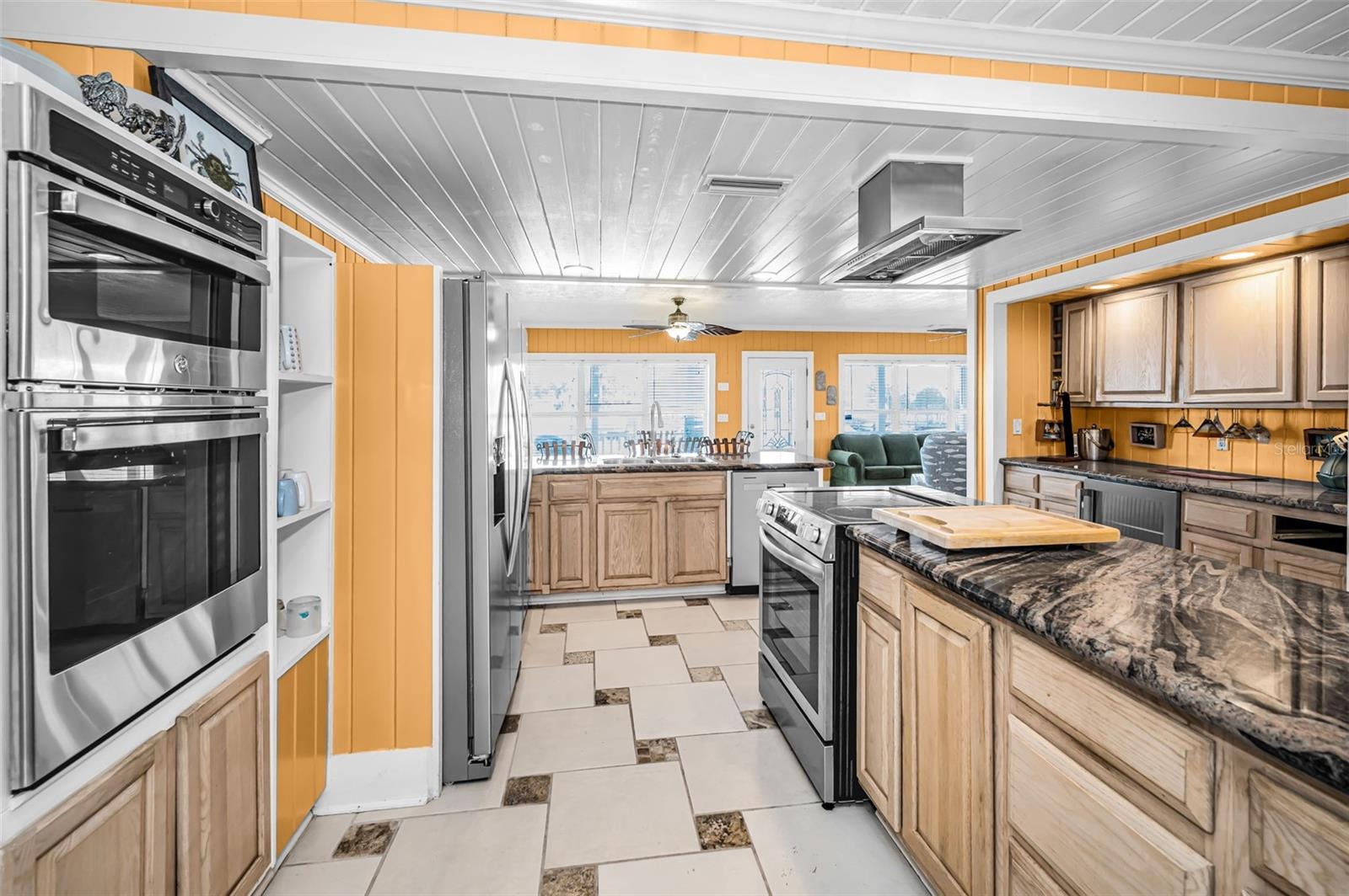 Listing photo id 33 for 5038 Sunset Boulevard