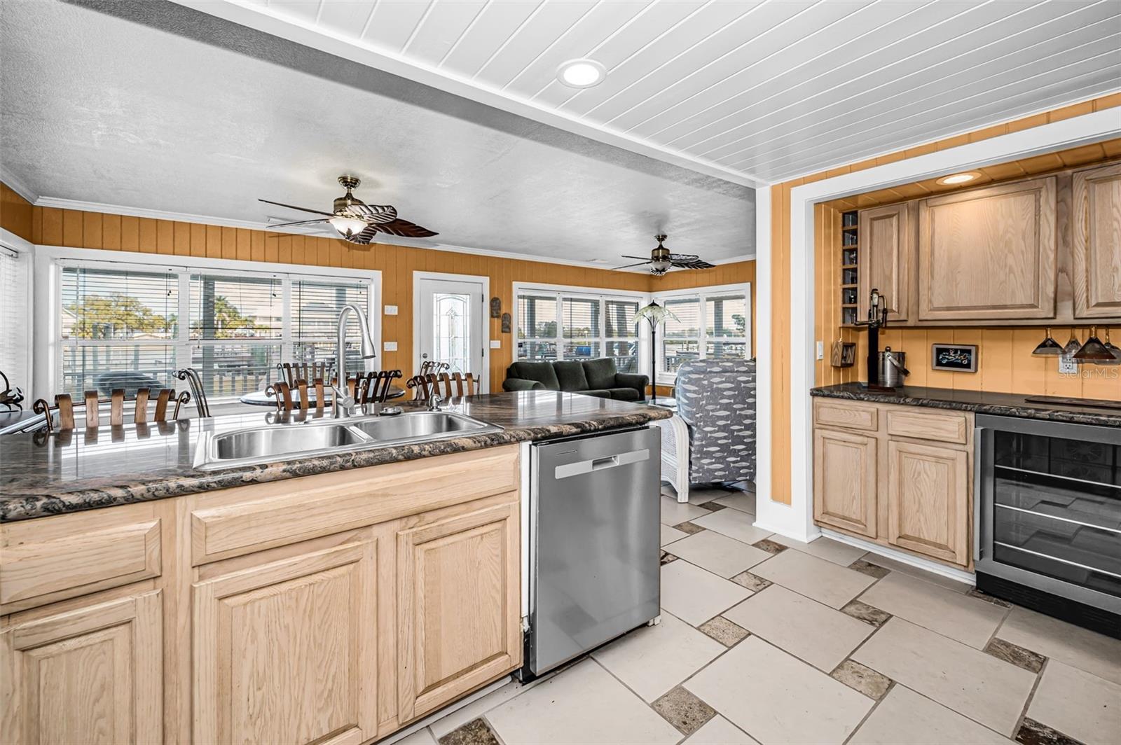 Listing photo id 36 for 5038 Sunset Boulevard