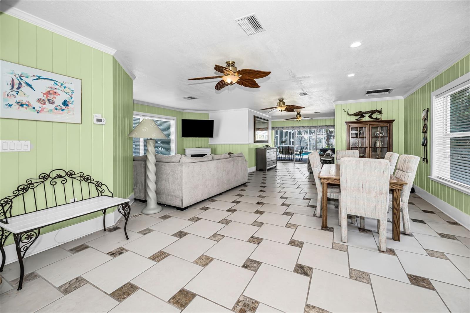 Listing photo id 41 for 5038 Sunset Boulevard