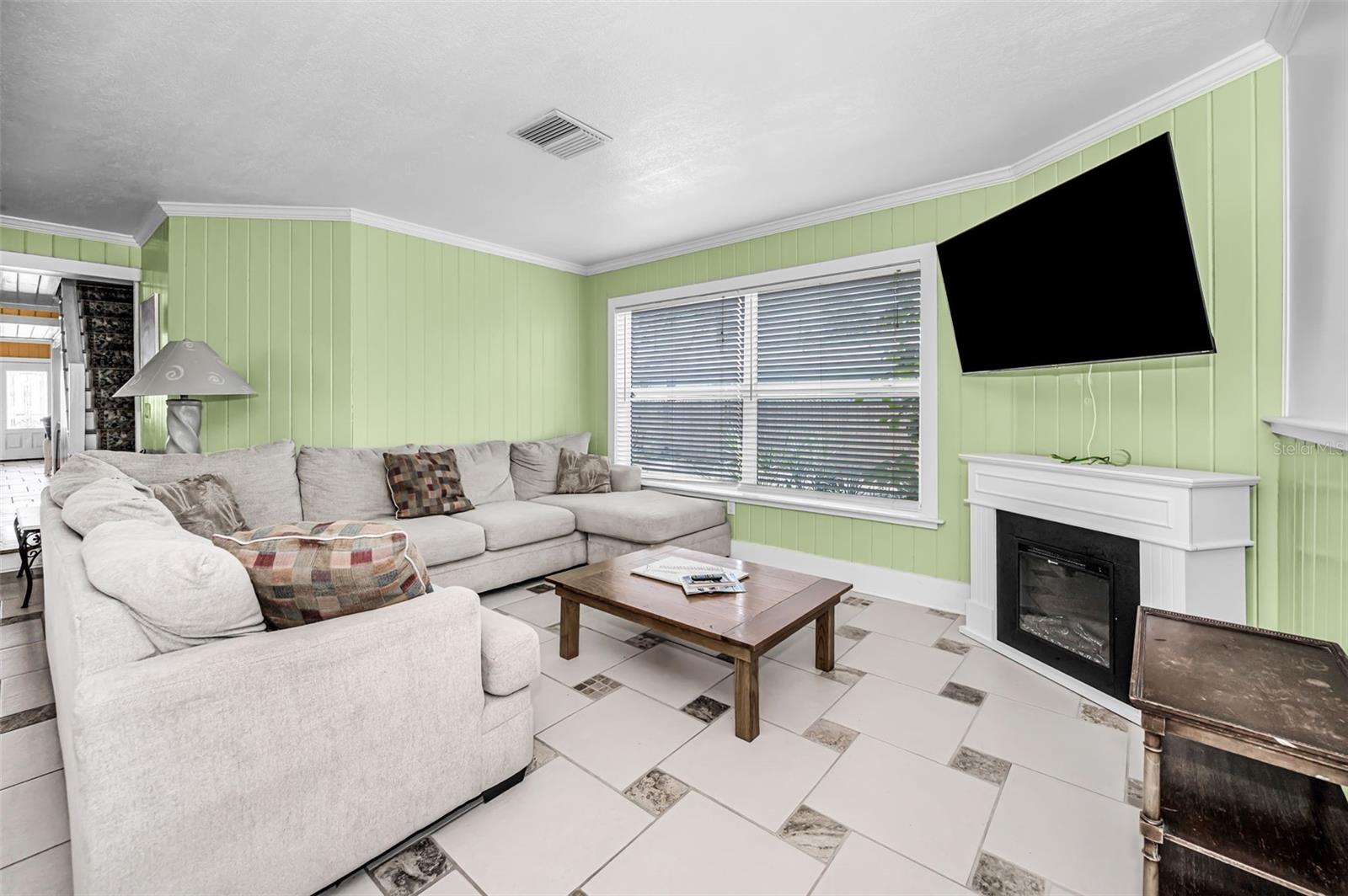 Listing photo id 42 for 5038 Sunset Boulevard