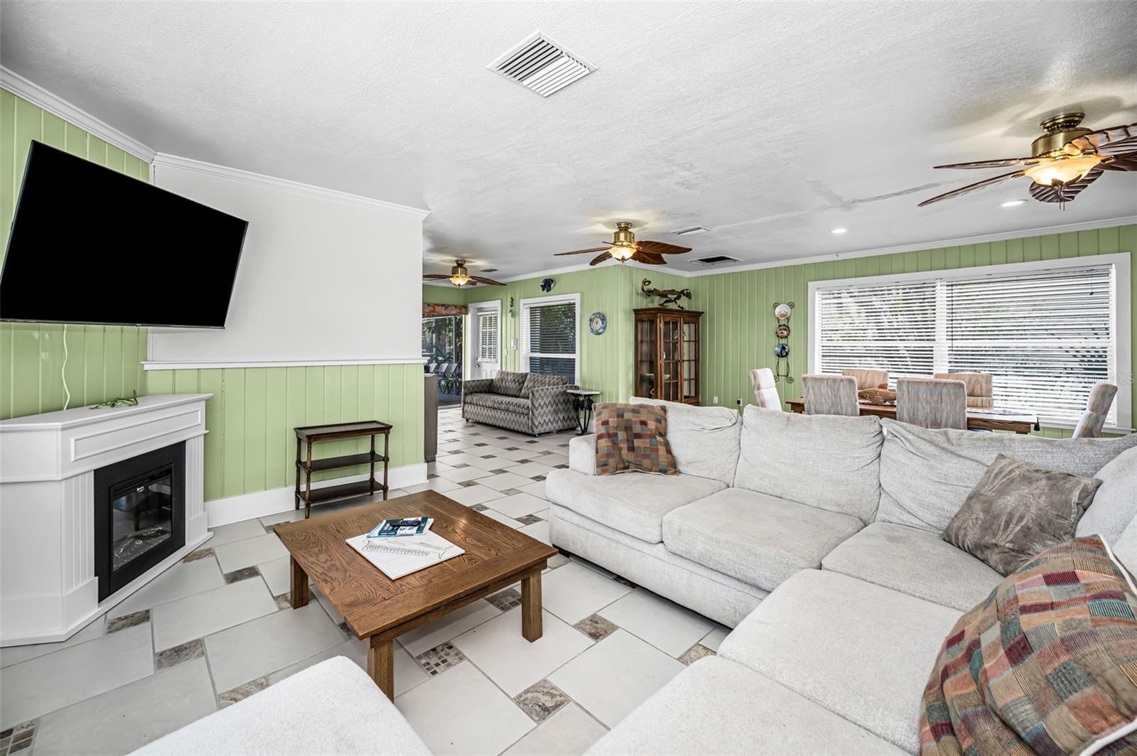 Listing photo id 44 for 5038 Sunset Boulevard