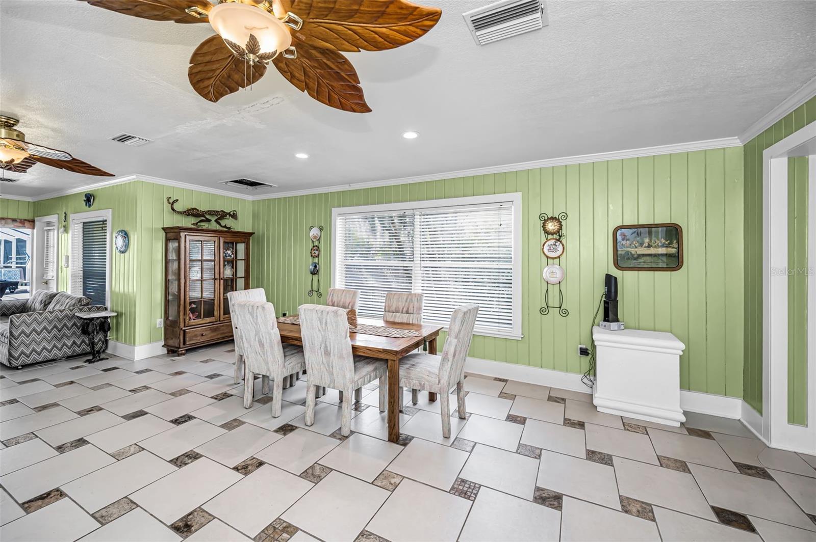 Listing photo id 45 for 5038 Sunset Boulevard